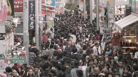 Riesige-Menschenansammlung-Im-Belebten-Einkaufsviertel-Von-Tokio