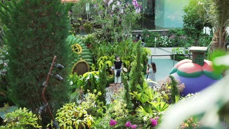 Turistas-Chinos-Tomando-Fotos-Dentro-De-Los-Jardines-De-Cúpulas-Florales-Junto-A-La-Bahía-De-Singapur