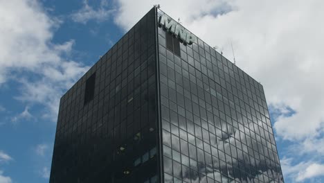 Toma-De-ángulo-Bajo-Del-Edificio-De-Oficinas-De-MNP-En-Grand-Prairie-Alberta.