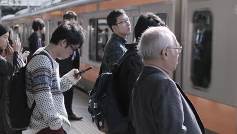 Bahnhof-Zur-Hauptverkehrszeit-In-Tokio,-Japan