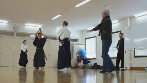 Samurai-Siendo-Enseñado-En-El-Interior-A-Un-Grupo-De-Adultos-En-Kyoto,-Japón.