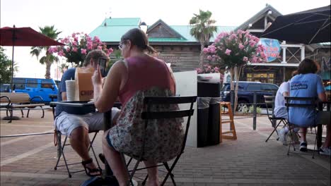 Außenaufnahmen-Von-Zufälligen-Personen-In-Einem-Restaurant