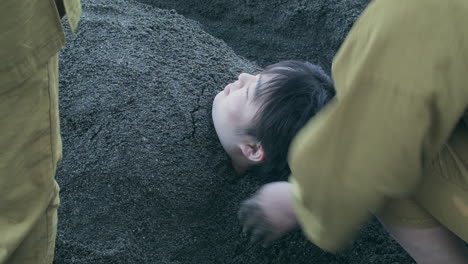 Männlicher-Erwachsener-Mit-Seinem-Körper-Im-Heißen-Sandbad-In-Kagoshima,-Japan