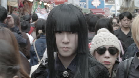 Eine-Modebewusste-Junge-Frau-Mit-Einem-Trendigen,-Modernen-Haarschnitt-Geht-Durch-Eine-Belebte-Straße-In-Tokio