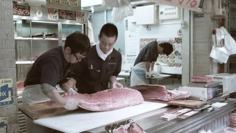 Embalaje-De-Filetes-De-Atún-Fresco-En-El-Mercado-De-Pescado-De-Tsukiji.