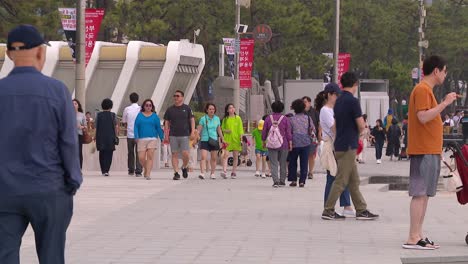 Gente-Caminando-Por-El-Sendero-En-La-Playa-De-Haeundae,-Busan,-Corea-Del-Sur