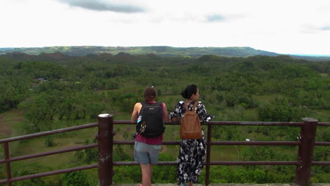 Una-Pareja-Admirando-La-Vista-De-Las-Colinas-De-Chocolates-De-Bohol,-Filipinas.