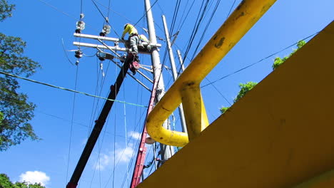 Linemen-Reparieren-Die-Übertragungsleitung-Bei-Heißem-Sommerwetter,-Philippinen