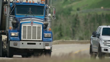 Kenworth-Fährt-Langsam-Auf-Dem-Highway-In-Der-Nähe-Von-Dunvegan,-Alberta,-Vorbei