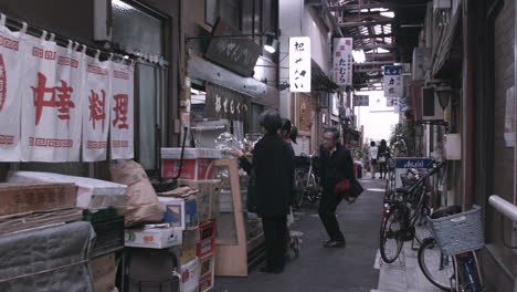 Menschen-Beim-Einkaufen-In-Einer-Seitenstraße-In-Tokio,-Japan
