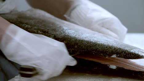 Großer-Thunfisch,-Der-Von-Einem-Arbeiter-Bei-Einer-Fischauktion-In-Tokio-Filetiert-Wird