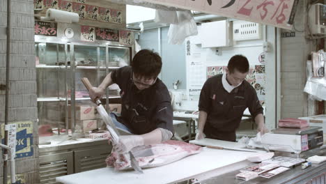 Lokale-Fischhändler-Schneiden-Frischen-Thunfisch-Auf-Einem-Fischmarkt-In-Tokio