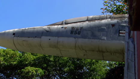 Antiguo-Avión-De-La-Armada-Americana-En-Marikit-Park,-Ciudad-De-Olongapo,-Filipinas