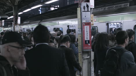 Belebter-U-Bahn-Bahnsteig-Der-Tokyo-Railroad-Mit-Pendlern,-Die-Auf-Dem-Bahnsteig-Darauf-Warten,-Einzusteigen
