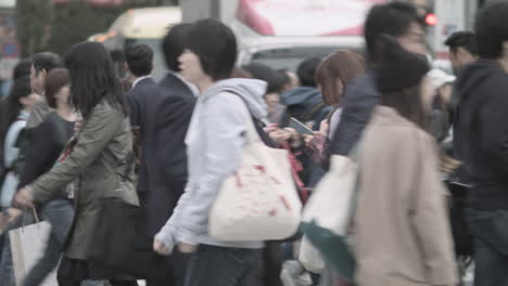 Multitud-De-Personas-Caminando-En-Tokio,-Japón