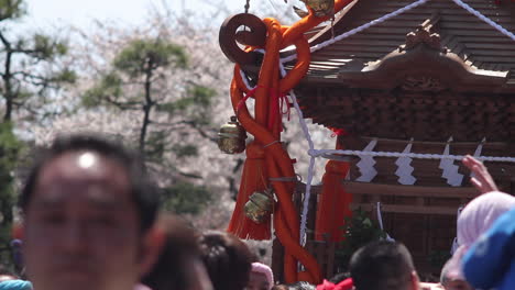 Männer-In-Traditionellen-Japanischen-Kostümen-Tragen-Einen-Heiligen-Shinto-Schrein