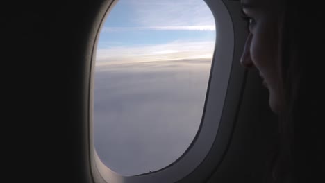 Mädchen-Schaut-Aus-Dem-Flugzeugfenster