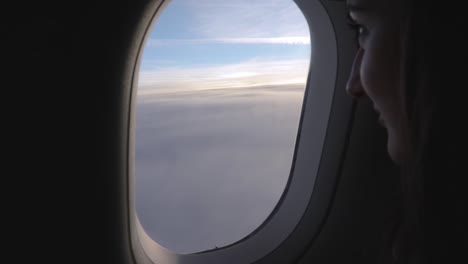 Niña-Mira-Por-La-Ventana-Del-Avión