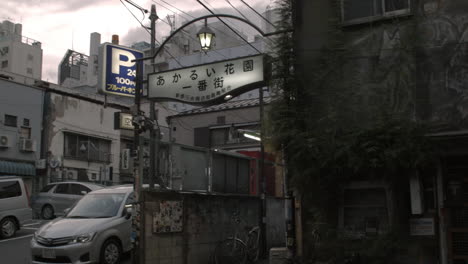 Neigungsaufnahme-Vom-Bewölkten-Himmel-Zum-Eingang-Eines-Parkplatzes-In-Den-Straßen-Von-Tokio