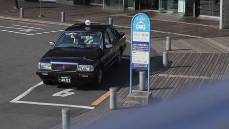 Oldtimer-Taxi-Wartet-Vor-Dem-Eingang-Des-Internationalen-Hafens-Von-Yokohama