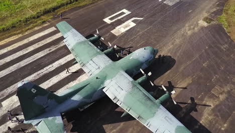 Toma-Aérea-Descendente-De-Un-Gran-Buque-De-Carga-Militar-En-Brasil-Mientras-Los-Trabajadores-Se-Preparan-Para-Descargar-La-Carga.