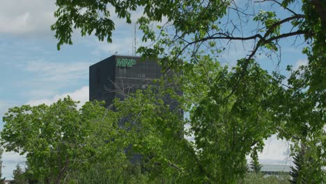 MNP-Bürogebäude-In-Grande-Prairie,-Alberta,-Aus-Der-Ferne-Aufgenommen,-Mit-Bäumen-Im-Vordergrund