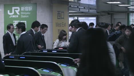People-hurry-through-the-mentro-underground-lanes-of-Shinjuku-Station-in-Tokyo