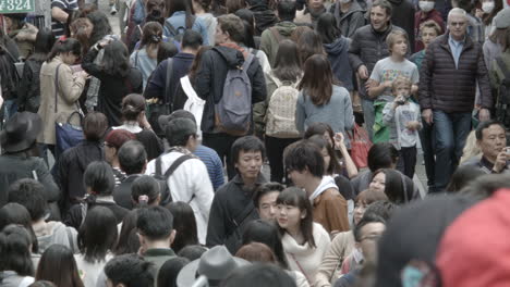 People-walk-past-each-other-in-a-very-crowded-Tokyo-street