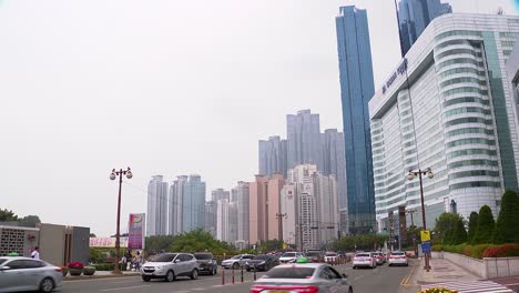 Wide-shot-of-lots-of-cars-on-a-busy-road-in-Haeundea-Beach,-Busan,-South-Korea