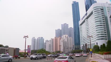 Weitwinkelaufnahme-Vieler-Autos-Auf-Einer-Stark-Befahrenen-Straße-In-Haeundea-Beach,-Busan,-Südkorea