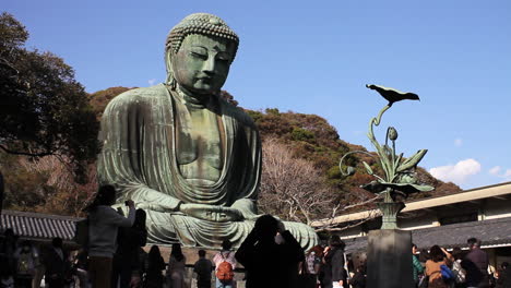 Blick-Auf-Den-Großen-Buddha-Von-Kamakura-Mit-Touristen,-Japan