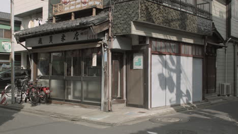 Una-Anciana-Con-Una-Chaqueta-Rosa-Camina-Por-El-Antiguo-Barrio-De-Tokio