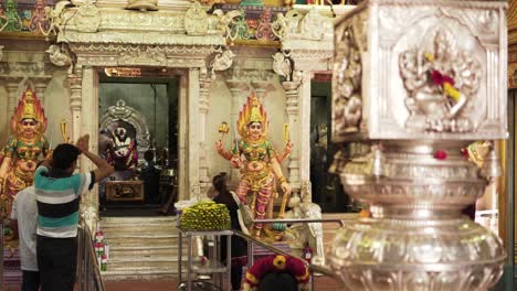 La-Gente-Se-Reúne-Y-Reza-En-El-Templo-Hindú-De-Sri-Veeramakaliamman,-Singapur,-Little-India.