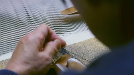 Cerca-De-Tejido-A-Mano-En-Telar-De-Madera-En-La-Industria-Textil,-Kyoto,-Japón