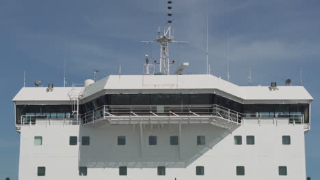 Puente-De-Ferry-De-Pasajeros-Y-Antenas-De-Radar-Giratorias-En-La-Parte-Superior.