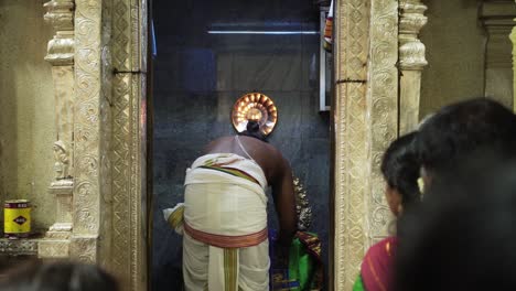 Religioso-Santo-Sacerdote-Hombre-Estableciendo-Santuario-Sagrado-Sri-Veeramakaliamman-Templo-Hindú-Singapur-Pequeña-India