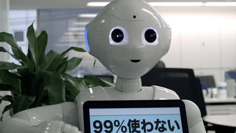 Pepper-Roboterassistent-Mit-Informationsbildschirm-In-Einem-Büro,-Auf-Dem-Das-Display-Mit-Den-Informationen-Angezeigt-Wird