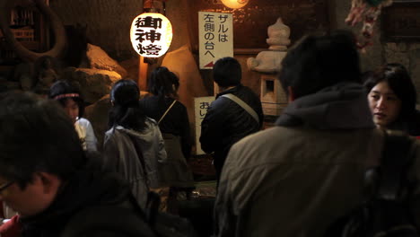 Visitantes-Ofreciendo-Monedas-Y-Oraciones-En-El-Templo-De-Kamakura.