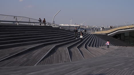 Menschen,-Die-Auf-Dem-Dachplatz-Des-Internationalen-Hafenterminals-Von-Yokohama-Spazieren