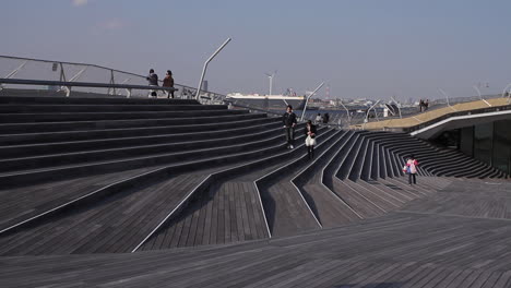 Gente-Caminando-En-La-Plaza-De-La-Azotea-De-La-Terminal-Portuaria-Internacional-De-Yokohama.