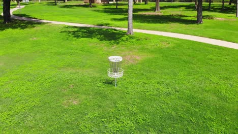 Aerial-flight-in-Cameron-Park-East-in-Waco-Texas-in-USA,-close-shot-flying-around-Dynamic-Discs-Golf-Basket