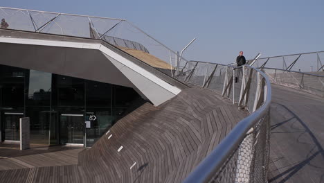 Un-Hombre-Caminando-Sobre-La-Cubierta-De-Teca-De-La-Terminal-Portuaria-Internacional-De-Yokohama.