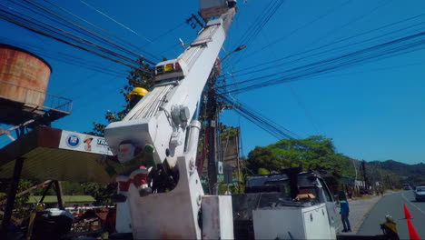 Viejo-Camión-Oxidado-Utilizado-Por-Linieros-Para-Arreglar-Las-Líneas-De-Transmisión-Eléctrica,-Filipinas