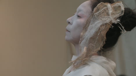 Primer-Plano-De-La-Artista-Japonesa-Butoh-En-El-Teatro-De-Tokio,-Japón.