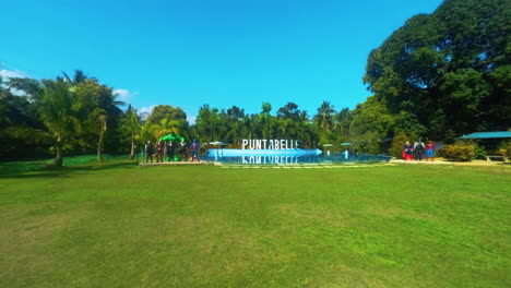 Entspannender-Blick-Auf-Den-Pool-Mit-Bäumen-Im-Hintergrund,-Bataan,-Philippinen