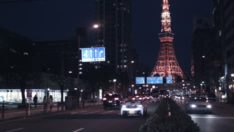 Una-Vista-Del-Paisaje-Urbano-Con-Movimiento-De-Tráfico-Frente-A-Una-Torre-De-Radio-De-Sapporo-Como-Fondo