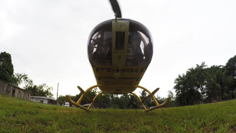 El-Helicóptero-Despega-Del-Campo-De-Hierba,-Gira-Y-Se-Aleja-Volando.