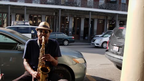 Músico-Callejero-En-Nueva-Orleans-Tocando-El-Saxofón.