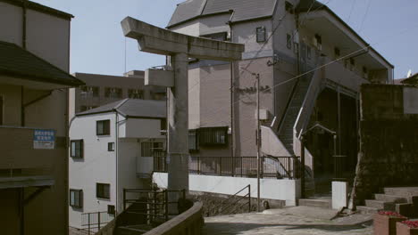 Vista-De-La-Famosa-Puerta-Torii-De-Una-Pata-En-Nagasaki,-Japón