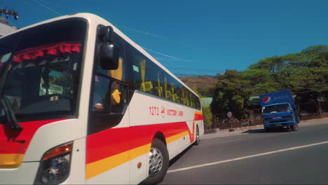 Philippinischer-Victory-Liner-Bus-Auf-Der-Autobahn